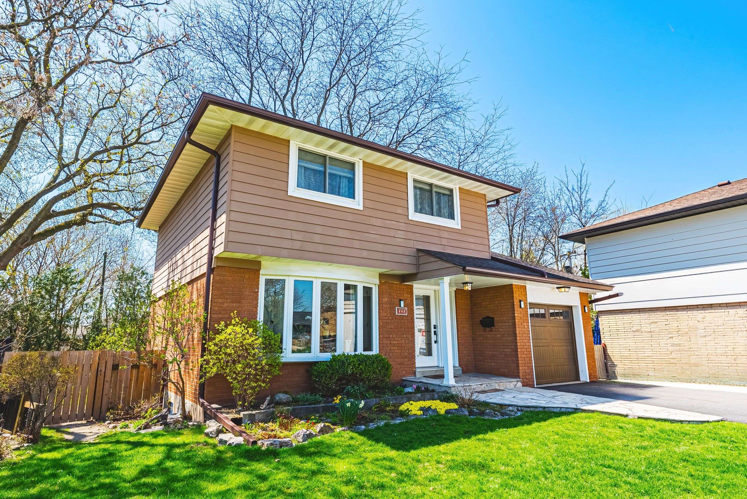 668 Chestnut PL, Burlington, ON L7N 3E8