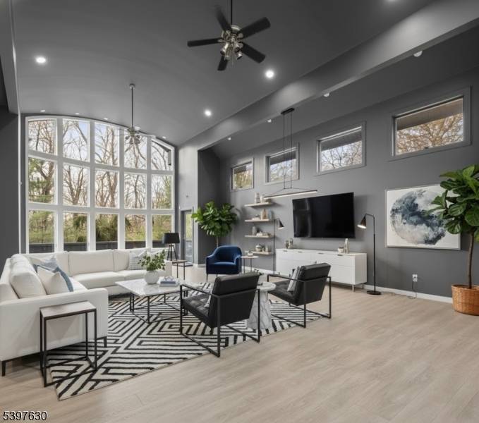 12 Smoke Rise Rd, Kinnelon Boro, NJ 07405