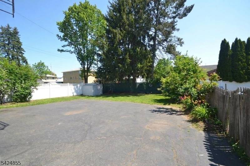 60 Scoles Ave, Clifton City, NJ 07012