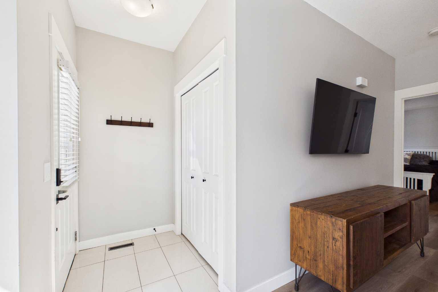 67 West Coach MNR SW #1, Calgary, AB T3H 1R7