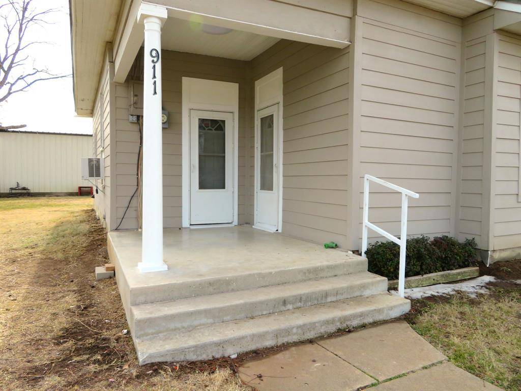 911 W Liveoak Street, Coleman, TX 76834