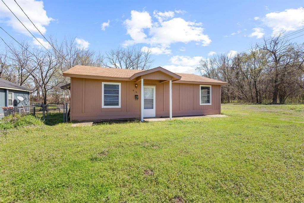 916 8th Street NW, Paris, TX 75460