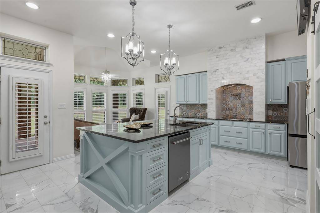 6375 Pecan Hollow Lane, Burleson, TX 76028