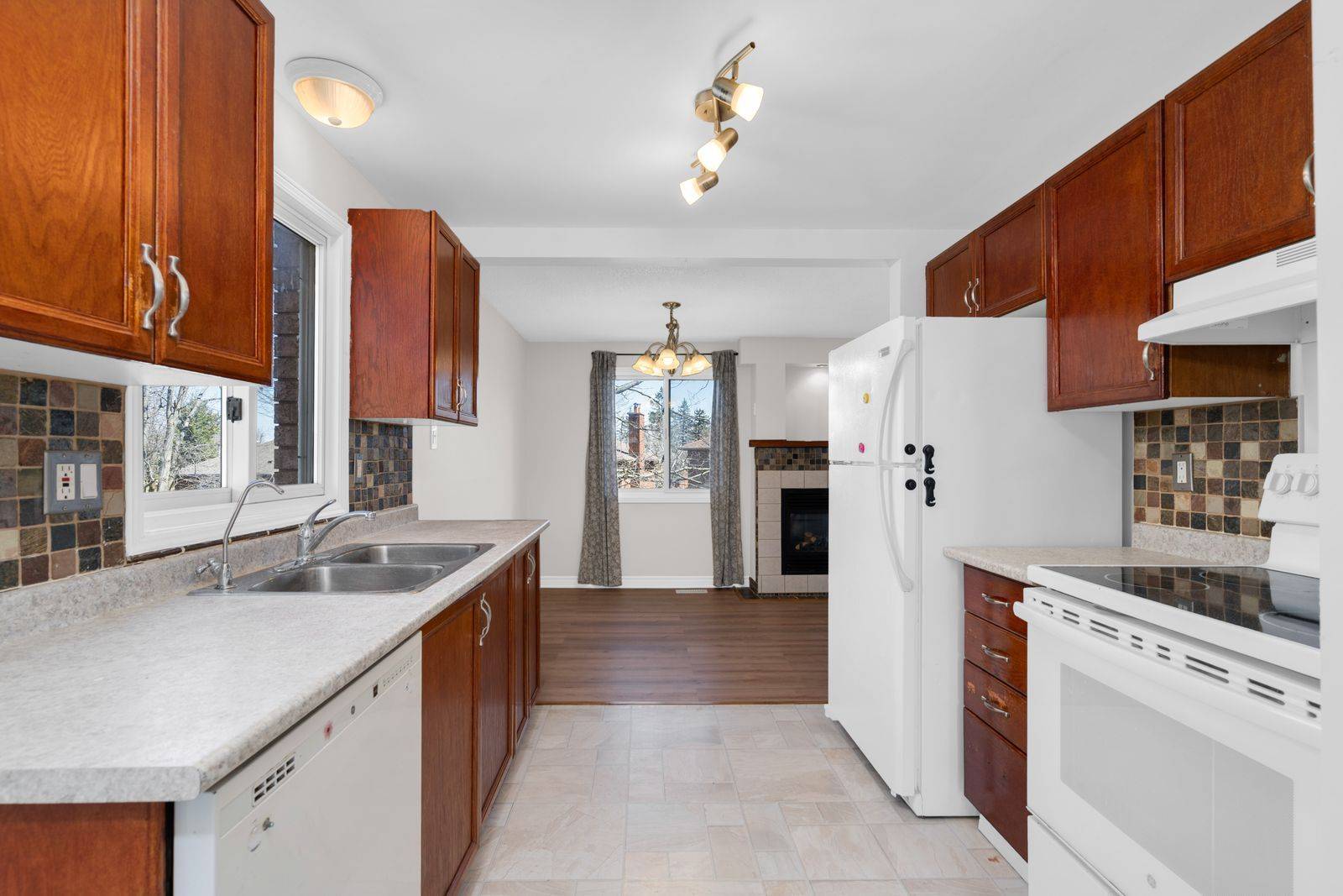 24 Geddes CRES, Barrie, ON L4N 7B2