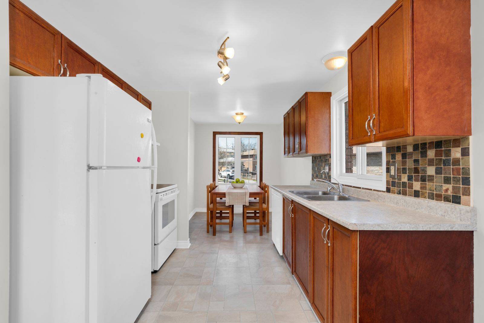 24 Geddes CRES, Barrie, ON L4N 7B2