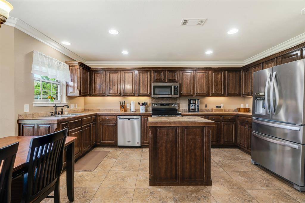 1810 Meadowview Drive, Reno, TX 75462