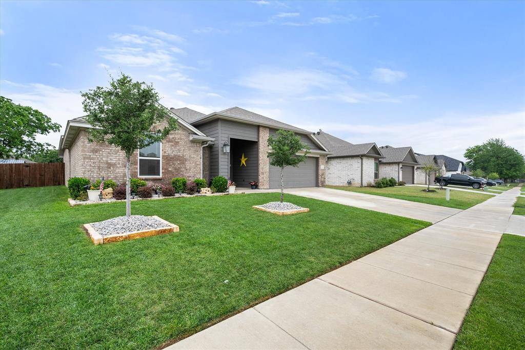 636 Mooney Drive, Saginaw, TX 76179