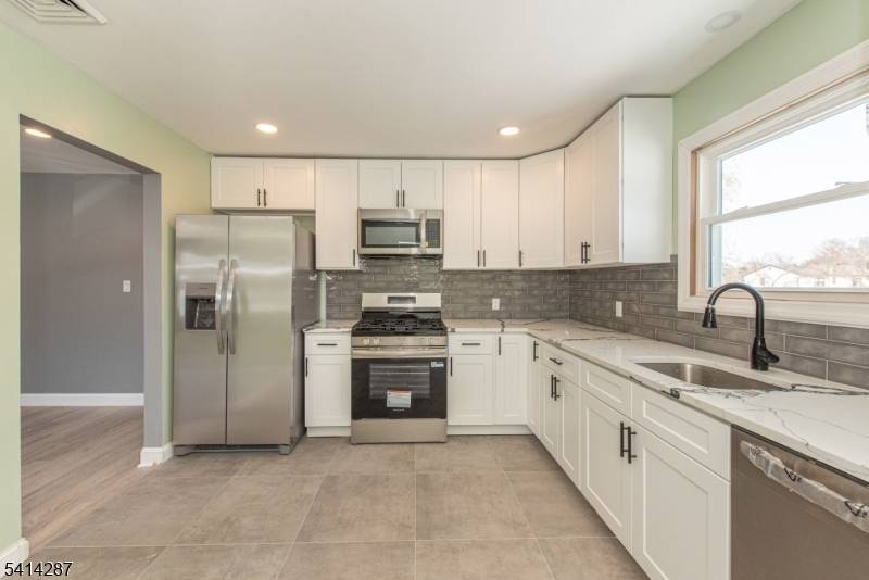10 Cardinal Ln, Lincoln Park Boro, NJ 07035
