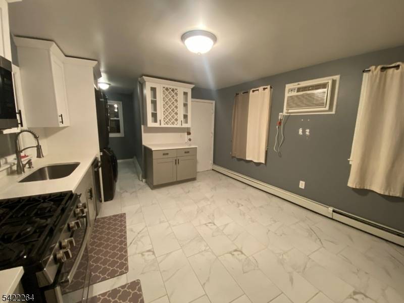 64 Congress St, Newark City, NJ 07105