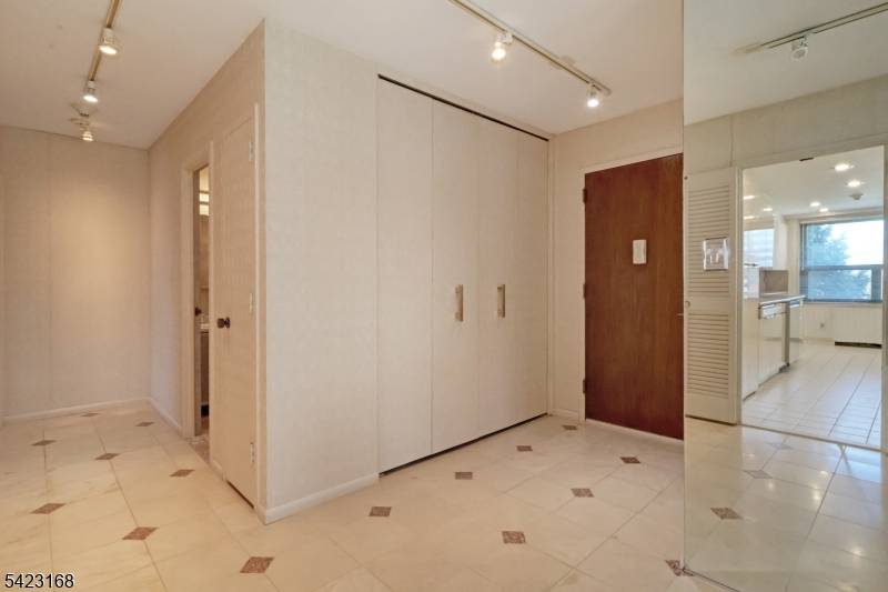 2 Claridge Dr. 1LE, Verona Twp., NJ 07044