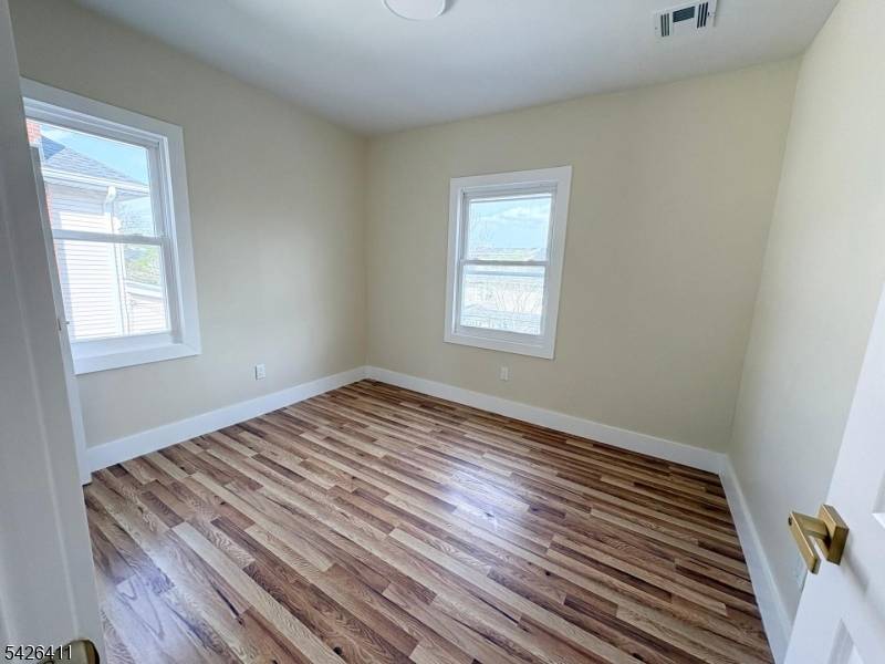 87 Pine Grove Ter, Newark City, NJ 07106