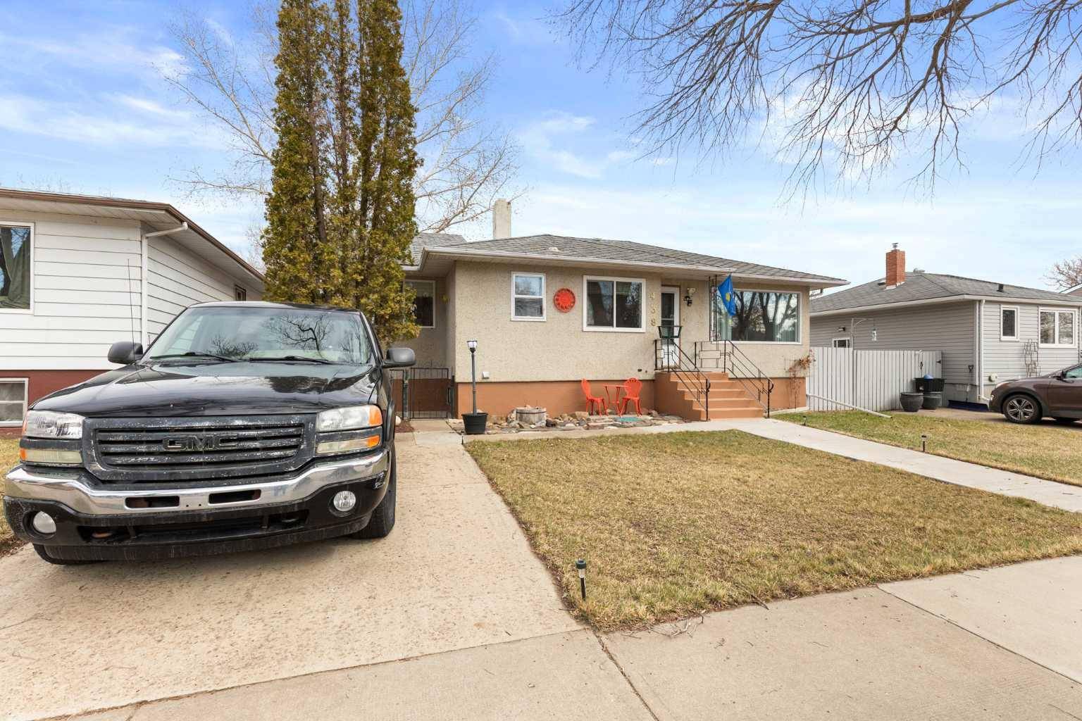 438 5 ST SW, Medicine Hat, AB T1A 4H1