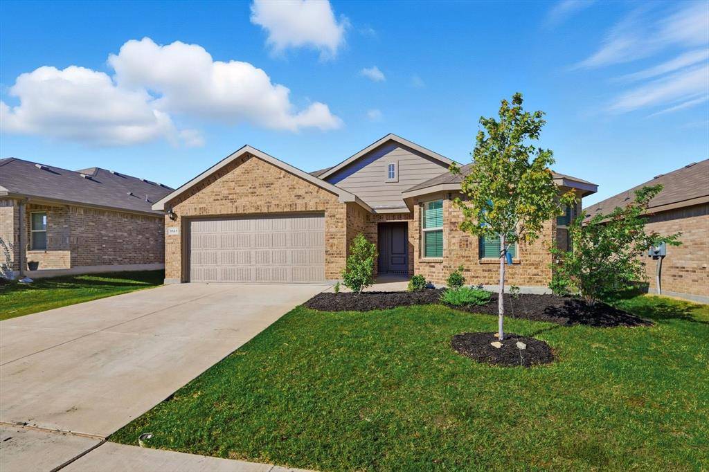 9521 Golden Summit Drive, Fort Worth, TX 76131