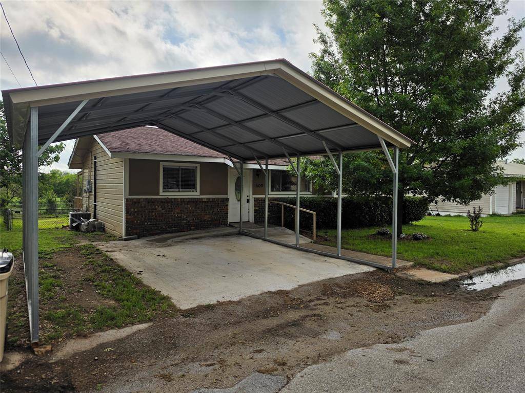 509 Starkey Street, Bangs, TX 76823