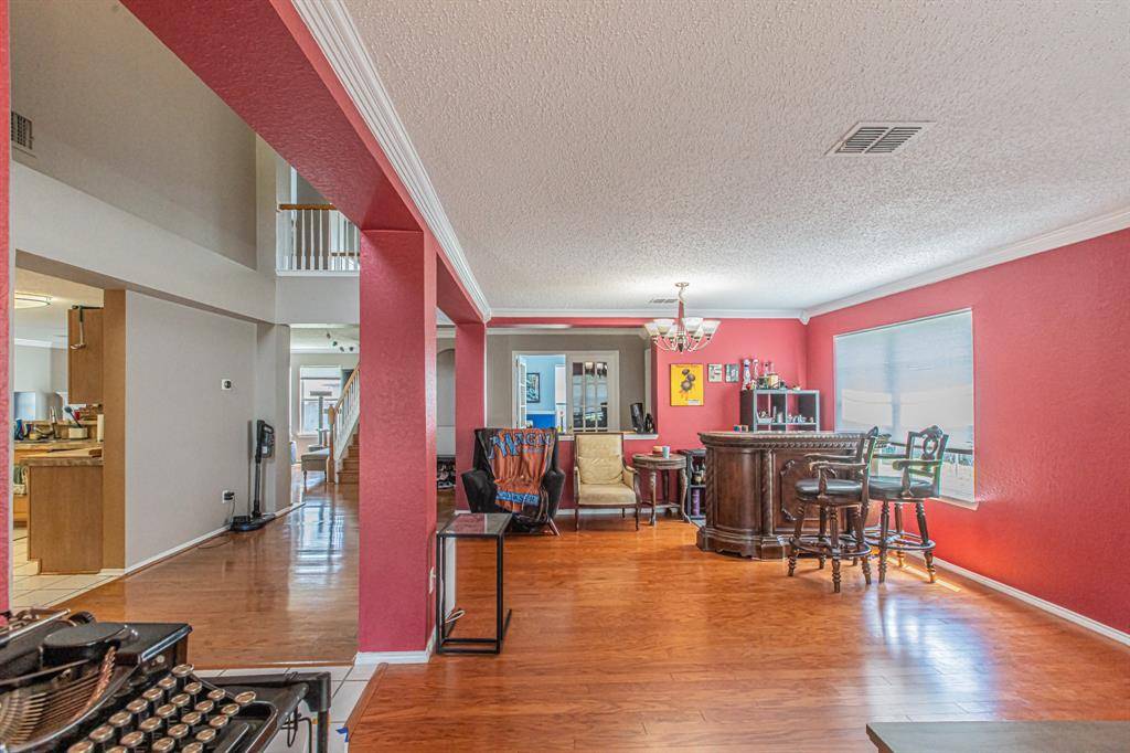 300 Creek Point Lane, Arlington, TX 76002