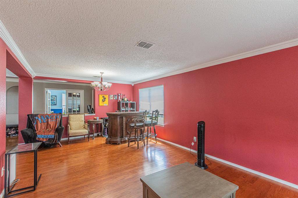 300 Creek Point Lane, Arlington, TX 76002