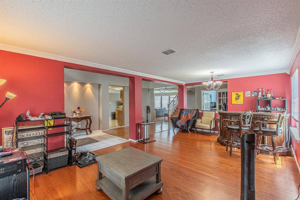 300 Creek Point Lane, Arlington, TX 76002