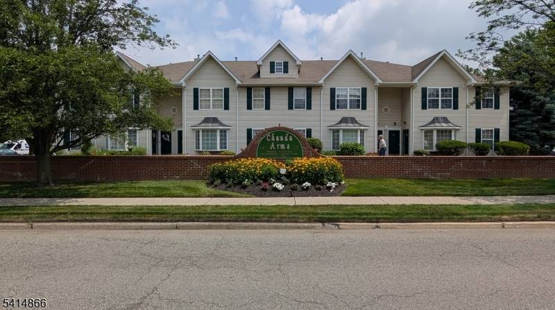 4 Chanda Ct, Clifton City, NJ 07012