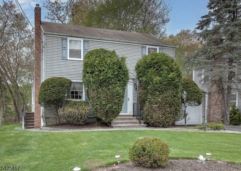 27 Longacre Dr, Livingston Twp., NJ 07039