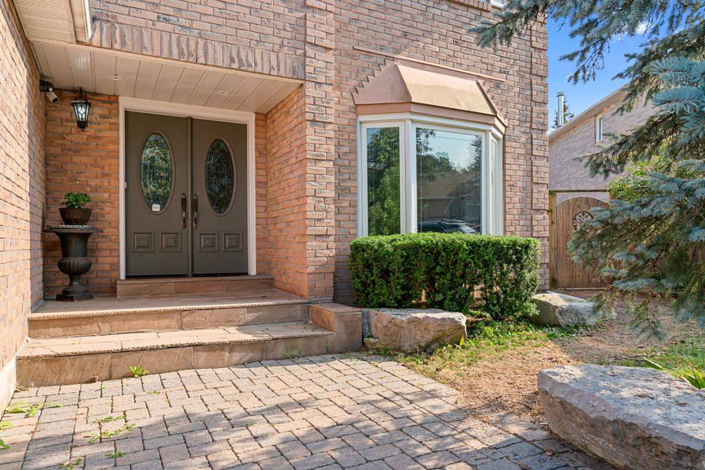 33 Autumn WAY, Aurora, ON L4G 4P2