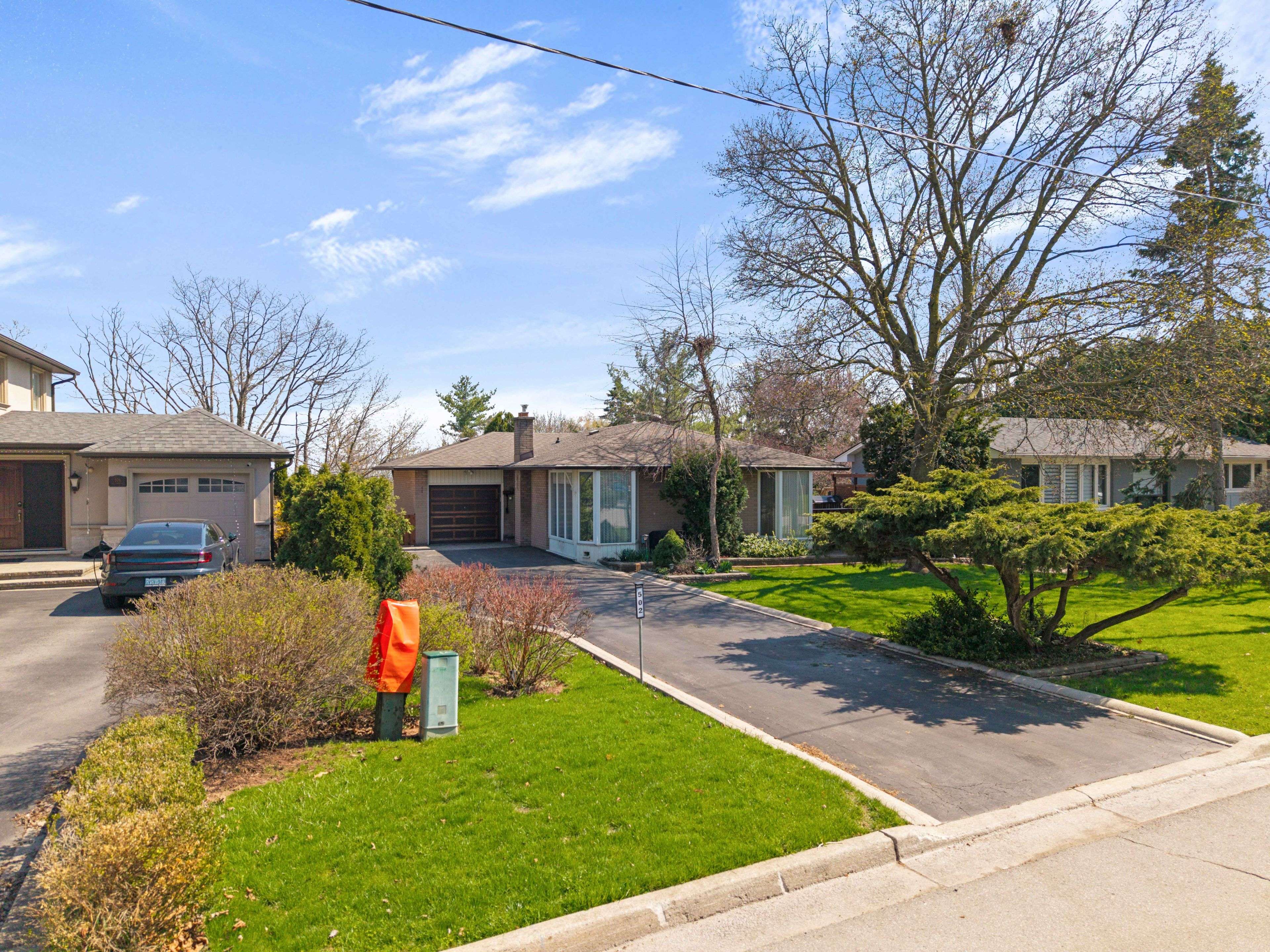 502 Falgarwood DR, Oakville, ON L6H 1N3