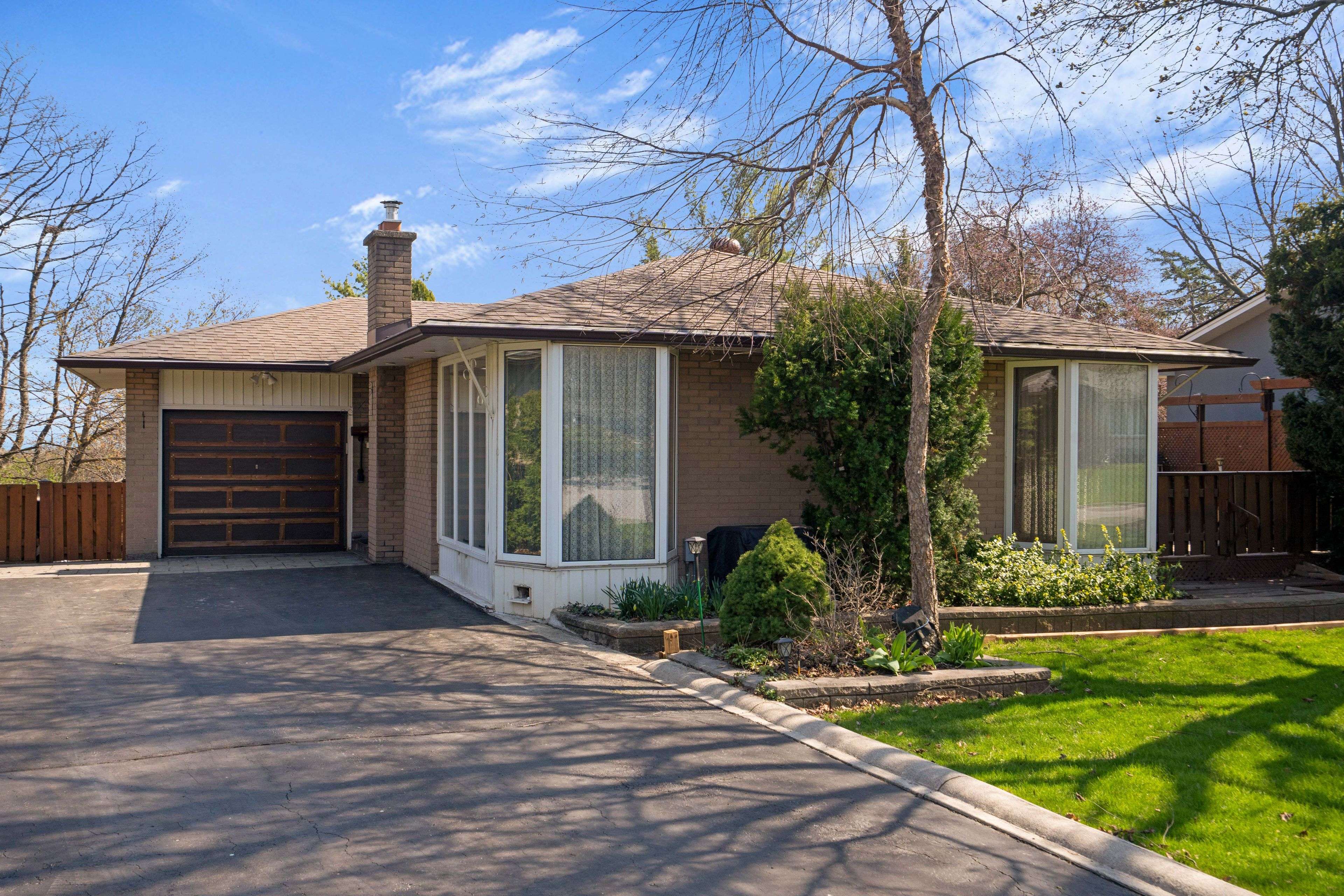 502 Falgarwood DR, Oakville, ON L6H 1N3