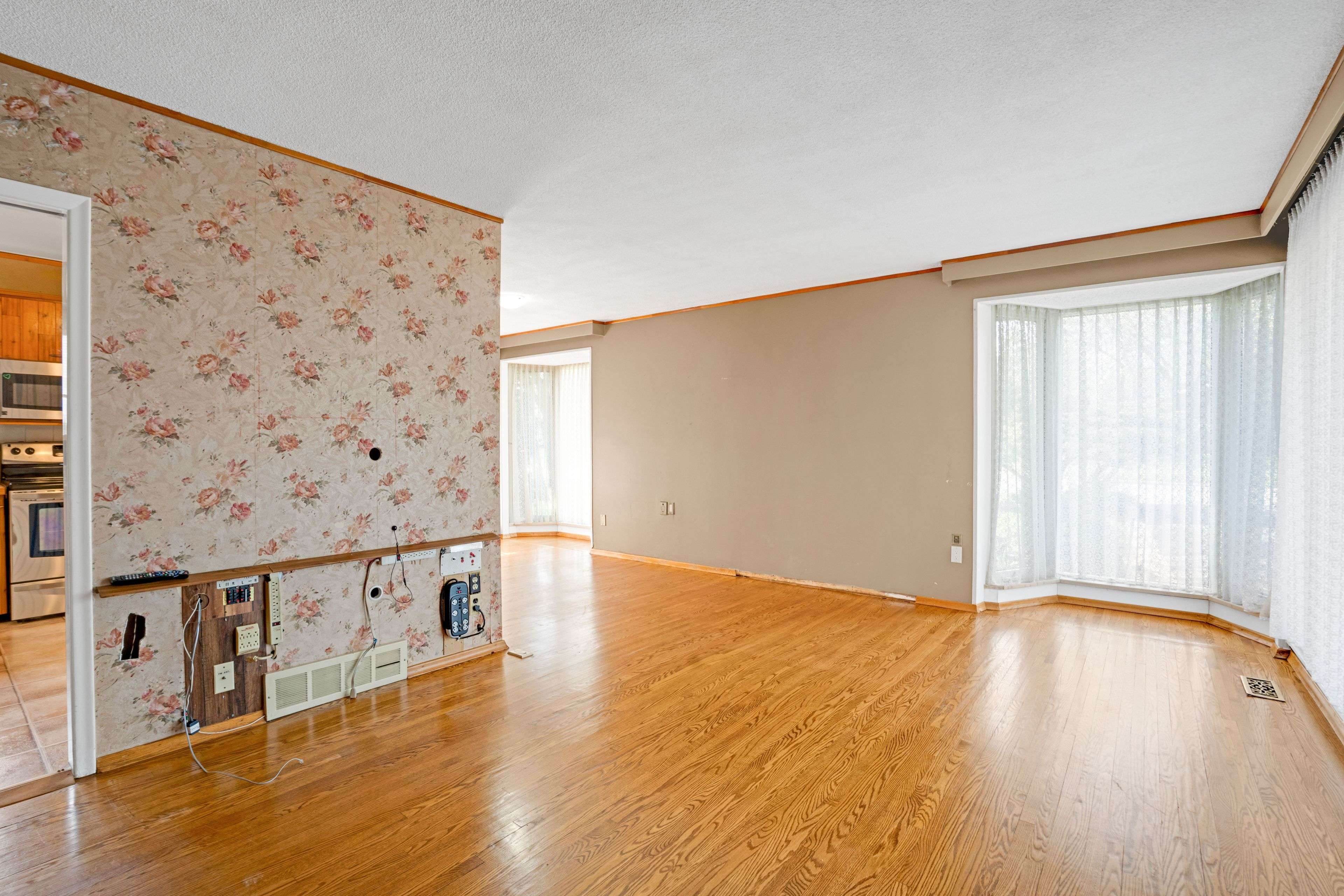 502 Falgarwood DR, Oakville, ON L6H 1N3