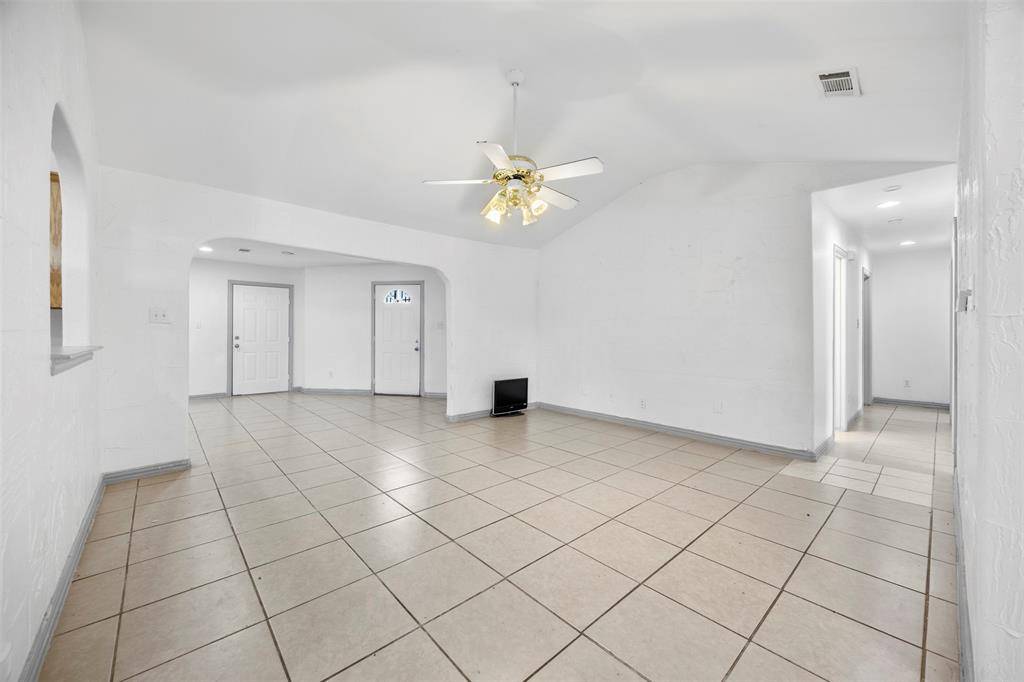 5848 Keeneland Parkway, Dallas, TX 75211