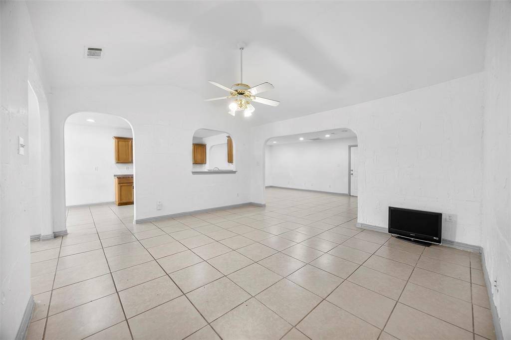 5848 Keeneland Parkway, Dallas, TX 75211