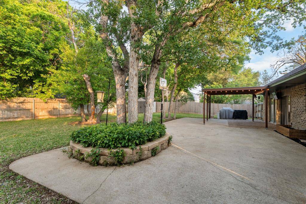 825 Wooded Crest Drive, Woodway, TX 76712