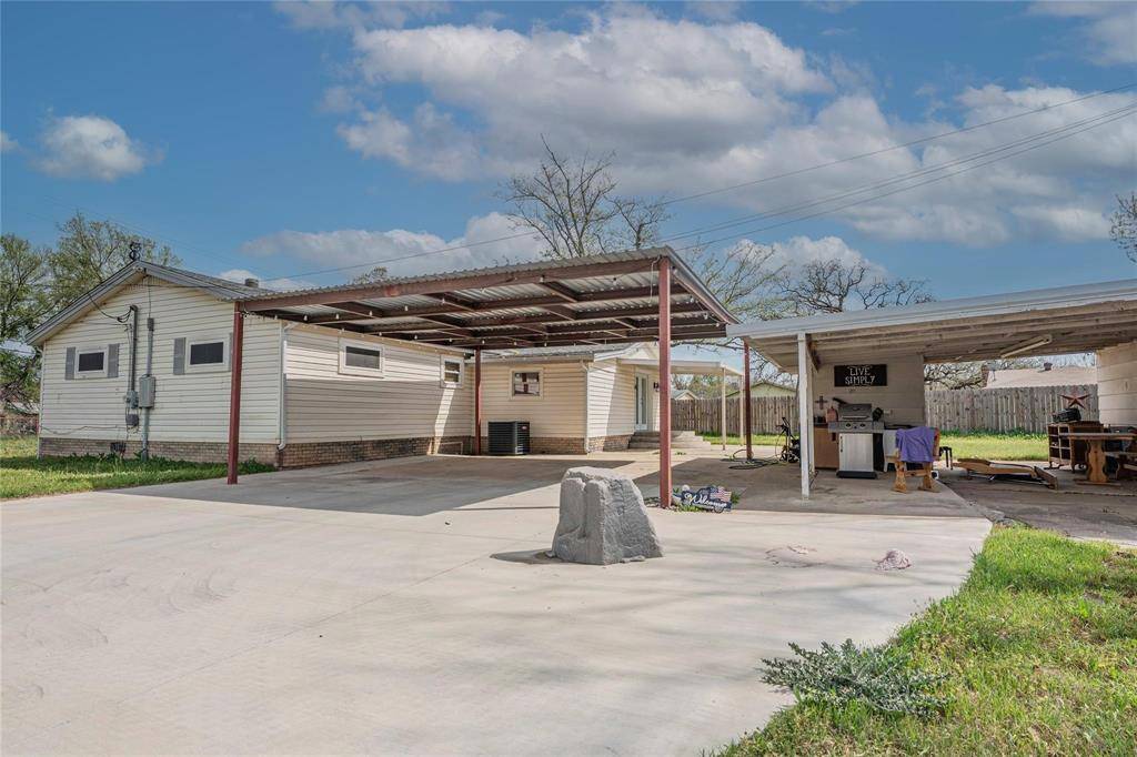 900 Silver Creek Azle Road, Azle, TX 76020