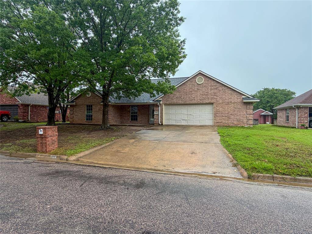2204 N Village Drive, Bonham, TX 75418