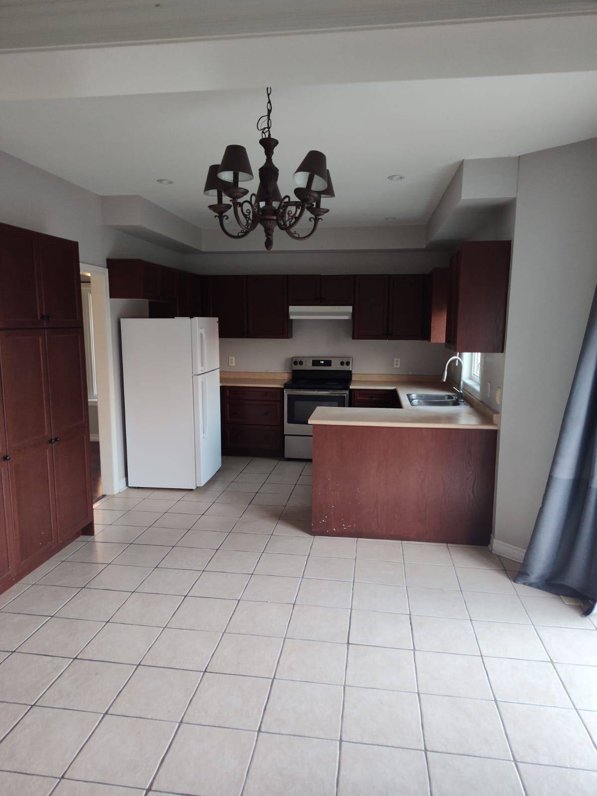 15 Surrey DR, Barrie, ON L4M 0C5