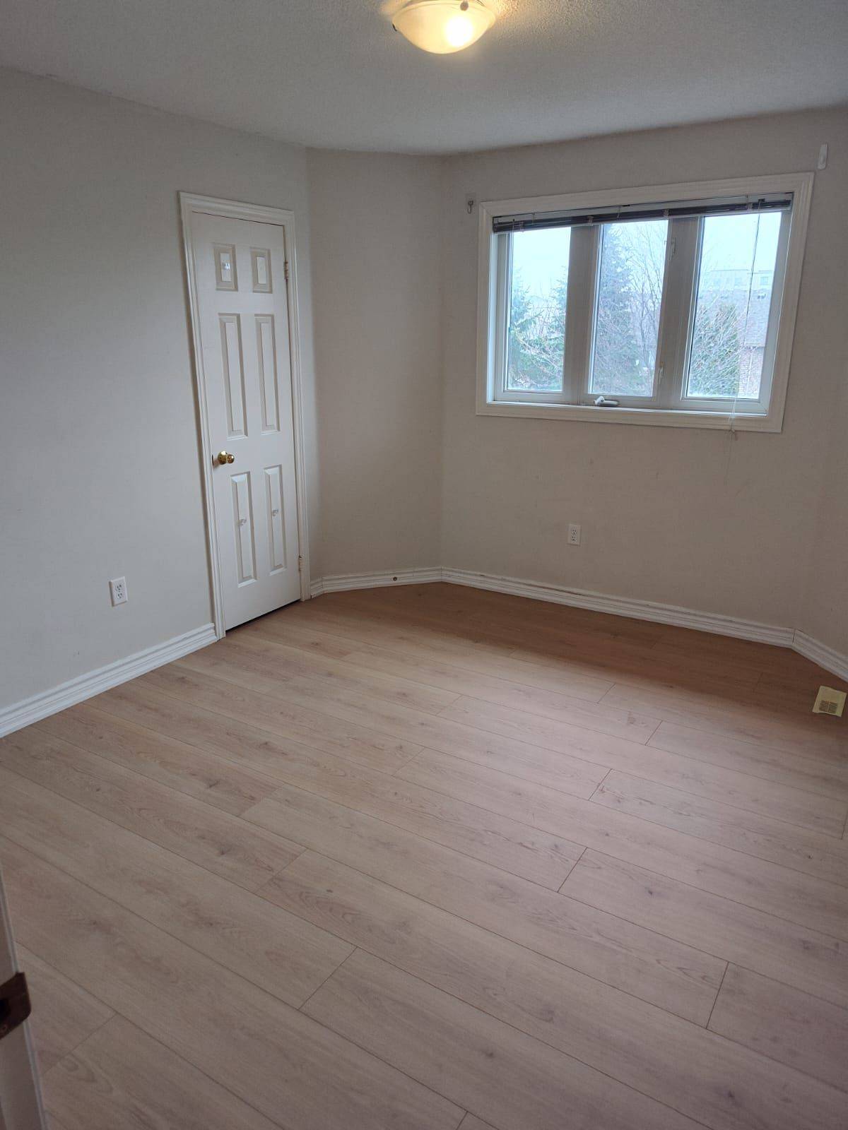 15 Surrey DR, Barrie, ON L4M 0C5