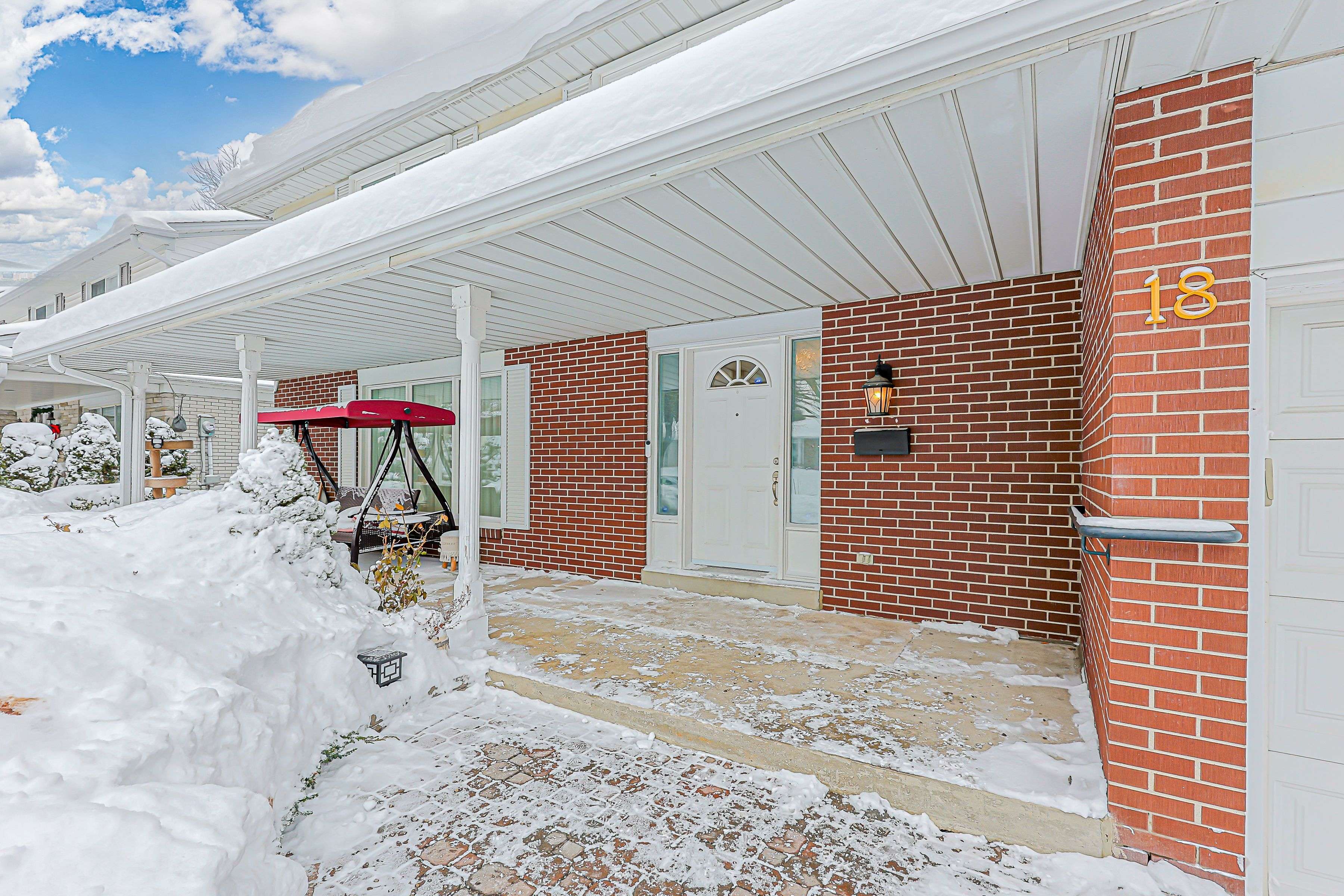 18 Deerpath RD, Toronto C13, ON M3A 1R5