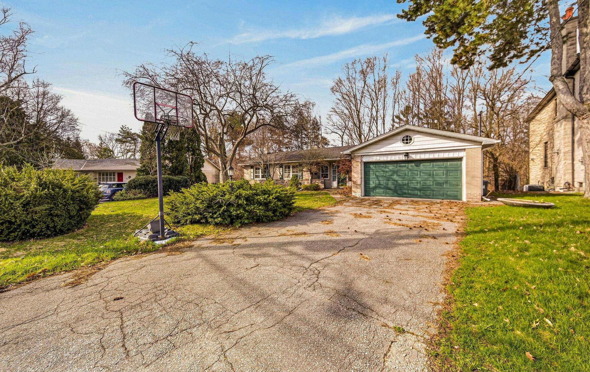 15 Artinger CT, Toronto C13, ON M3B 1J9