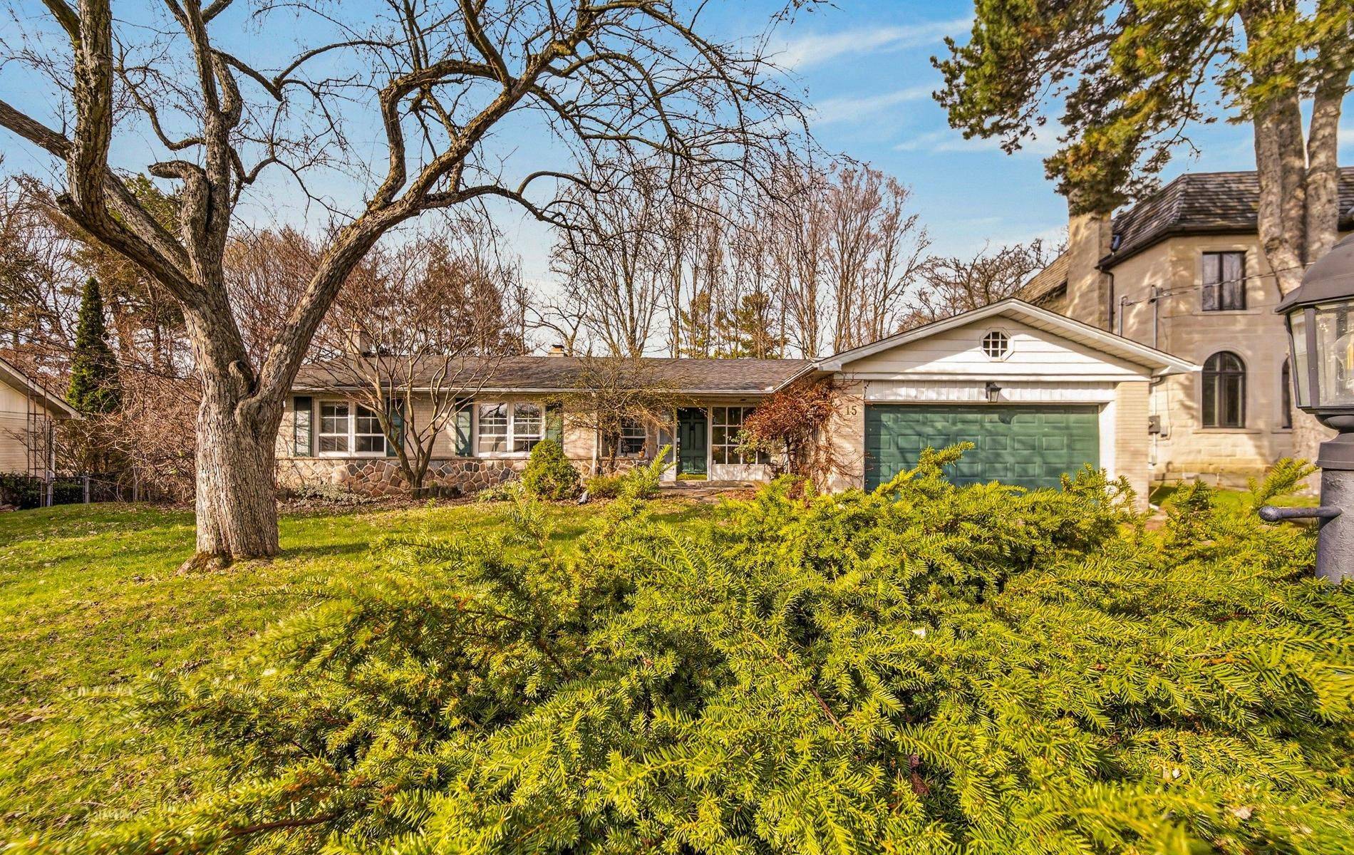 15 Artinger CT, Toronto C13, ON M3B 1J9