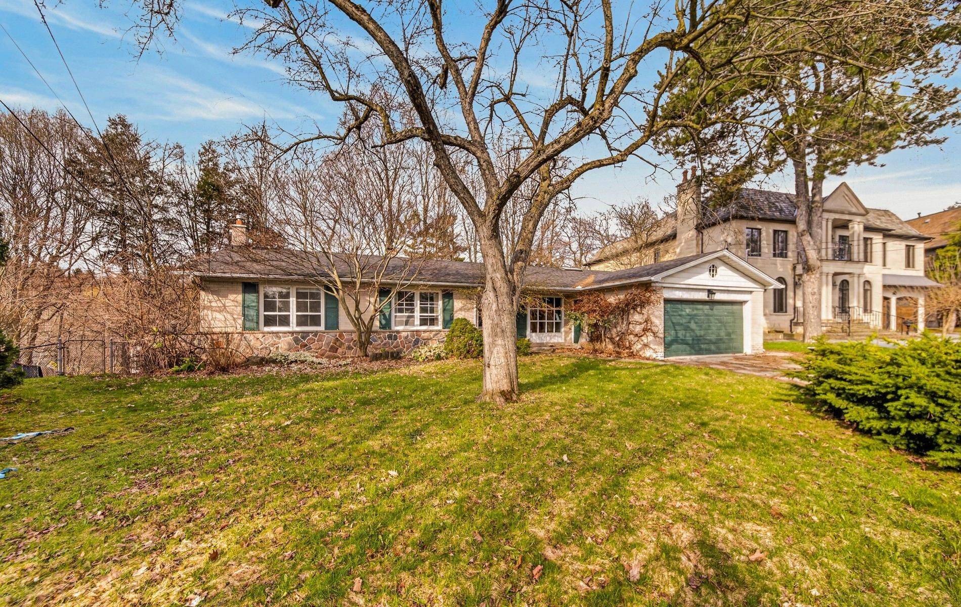 15 Artinger CT, Toronto C13, ON M3B 1J9