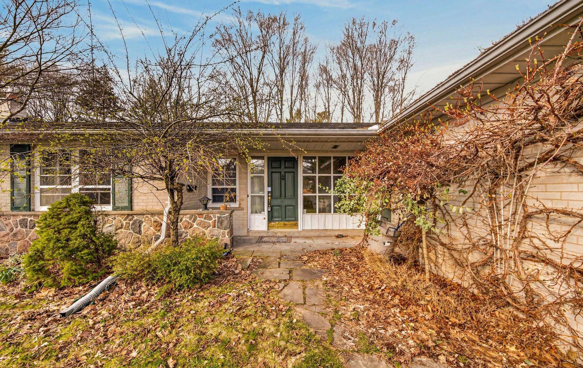 15 Artinger CT, Toronto C13, ON M3B 1J9