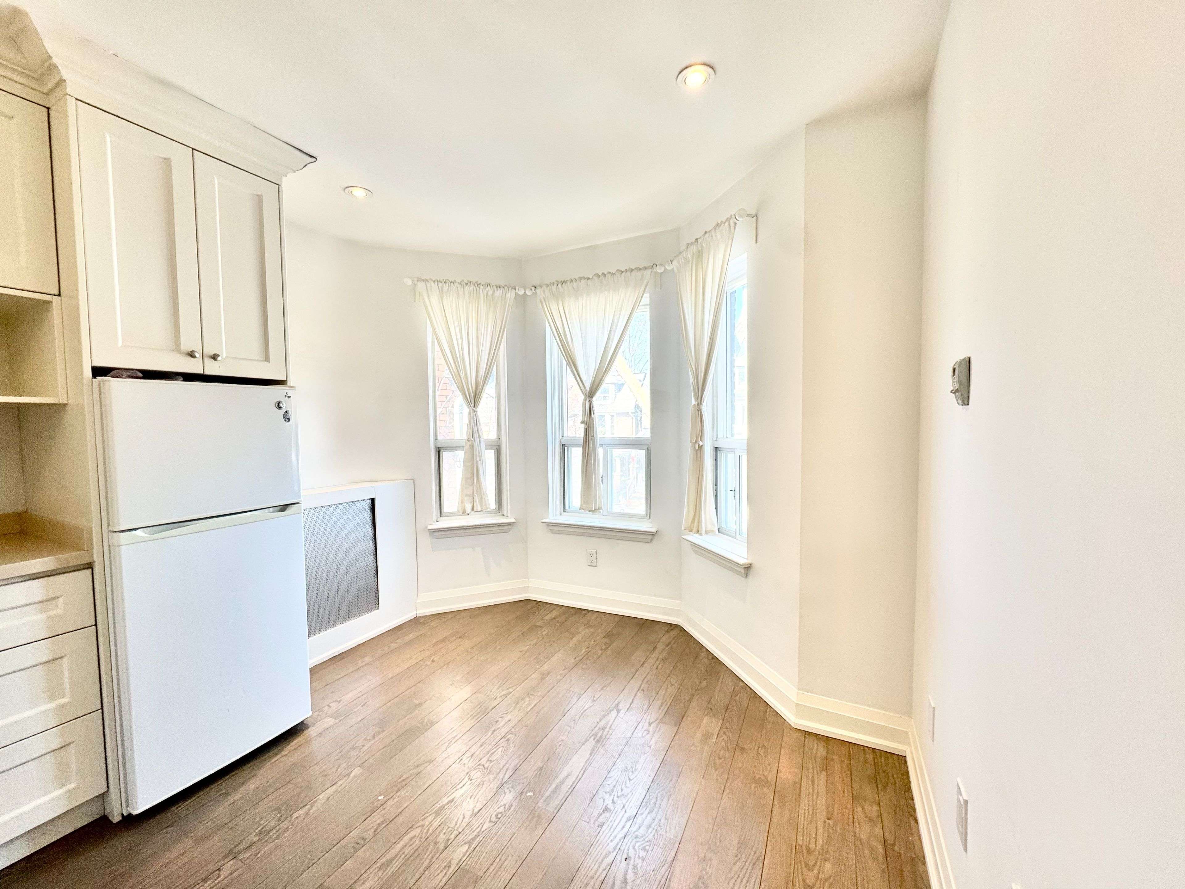 177 Marion ST #2nd Floor, Toronto W01, ON M6R 1E9