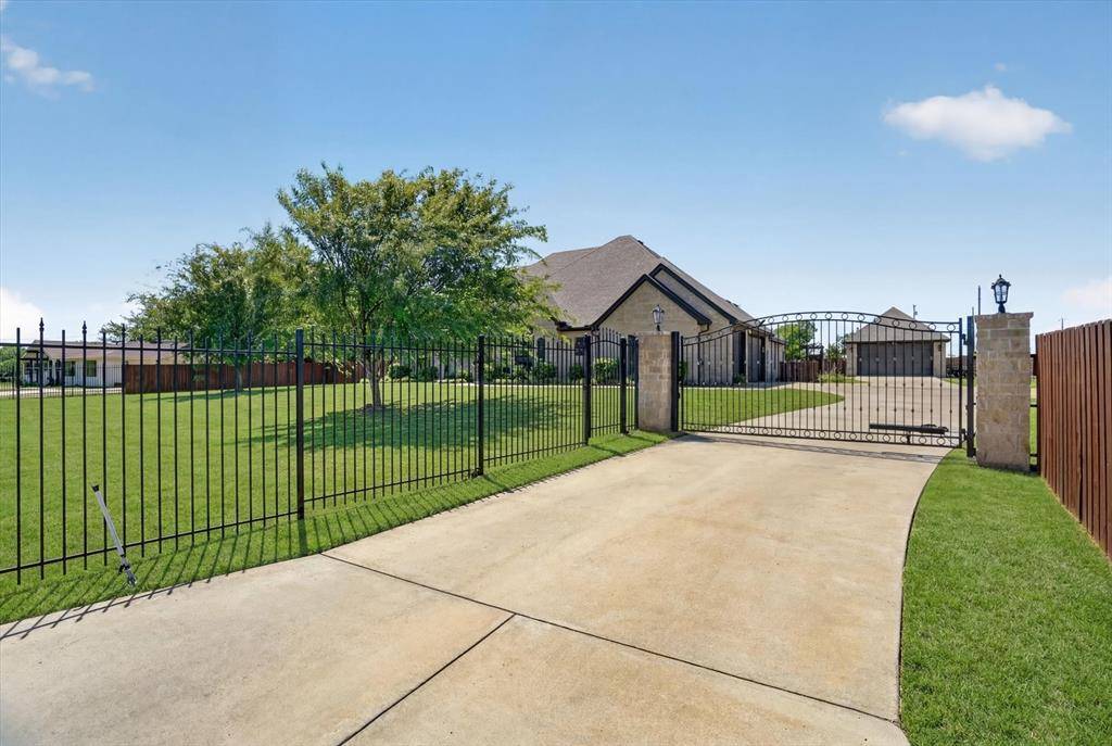 2000 Adams Lane S, Azle, TX 76020