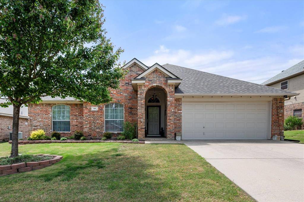 909 Mesquite Drive, Burleson, TX 76028