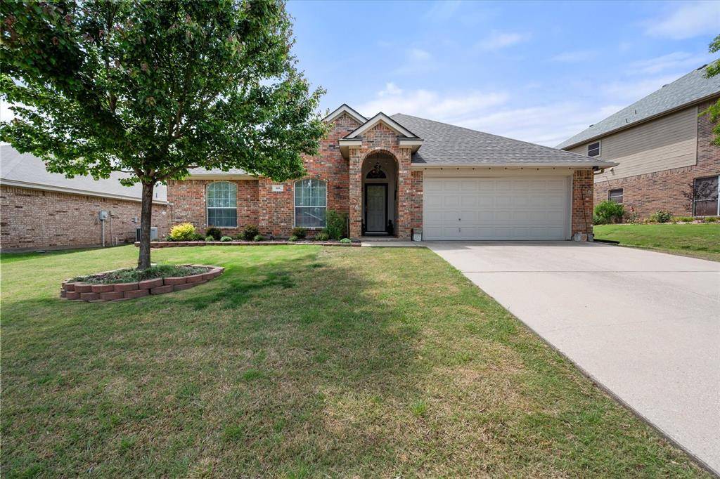909 Mesquite Drive, Burleson, TX 76028