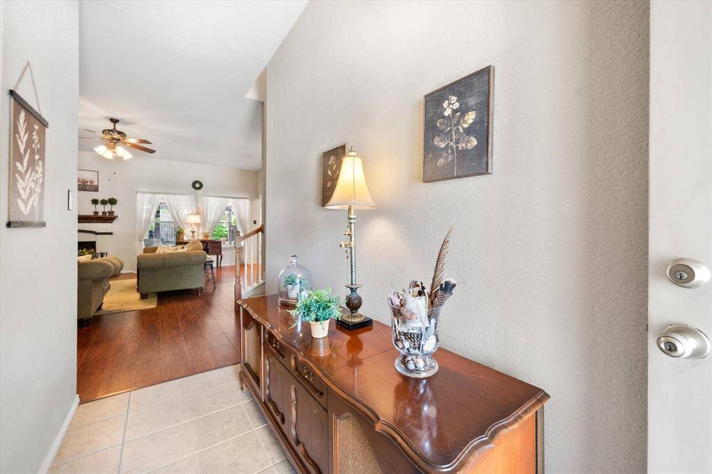 909 Mesquite Drive, Burleson, TX 76028