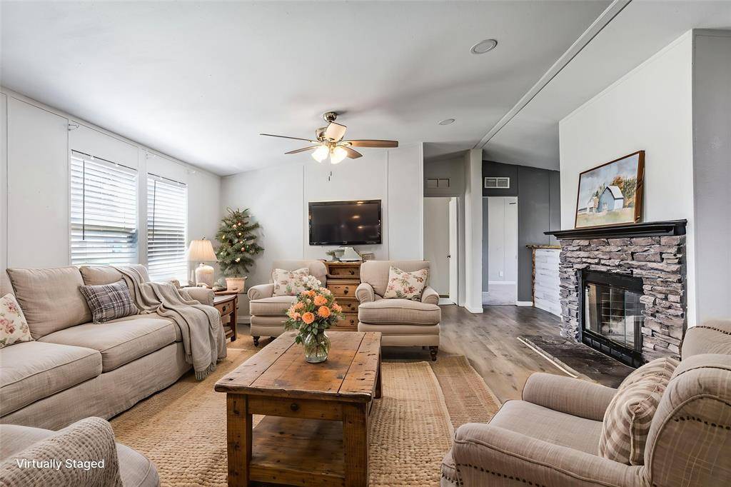 112 Pine Ridge Circle, Southmayd, TX 75092