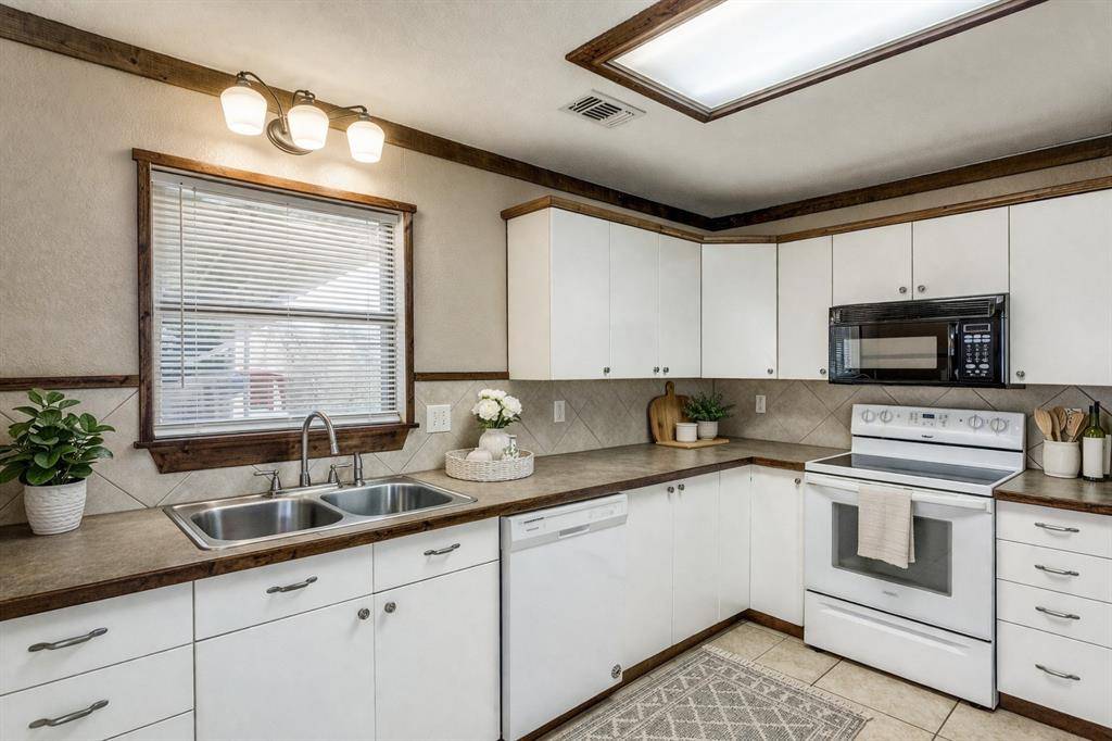 401 Ashwood Street, Azle, TX 76020