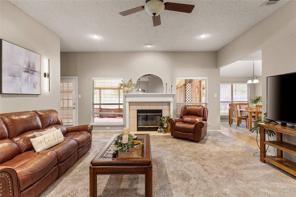 817 Amber Drive, Saginaw, TX 76179