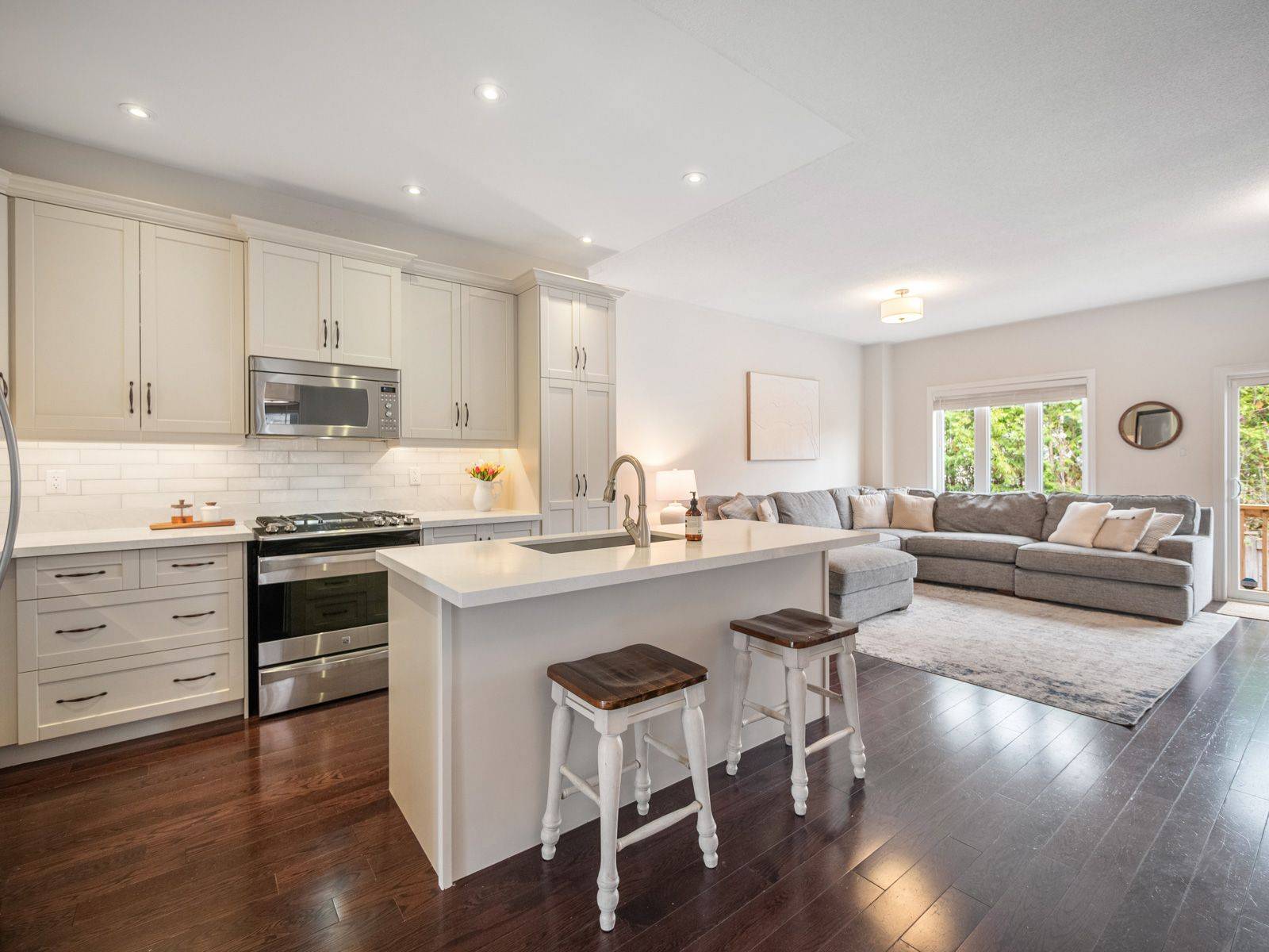 62 Donald Stewart CRES, East Gwillimbury, ON L0G 1M0