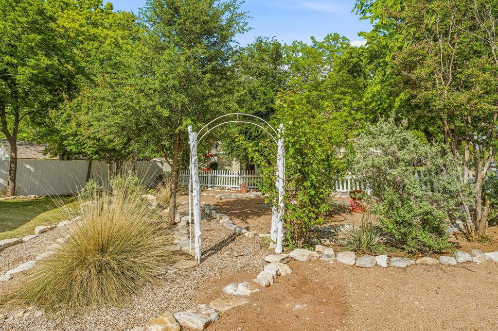 401 E Bridge Street, Granbury, TX 76048