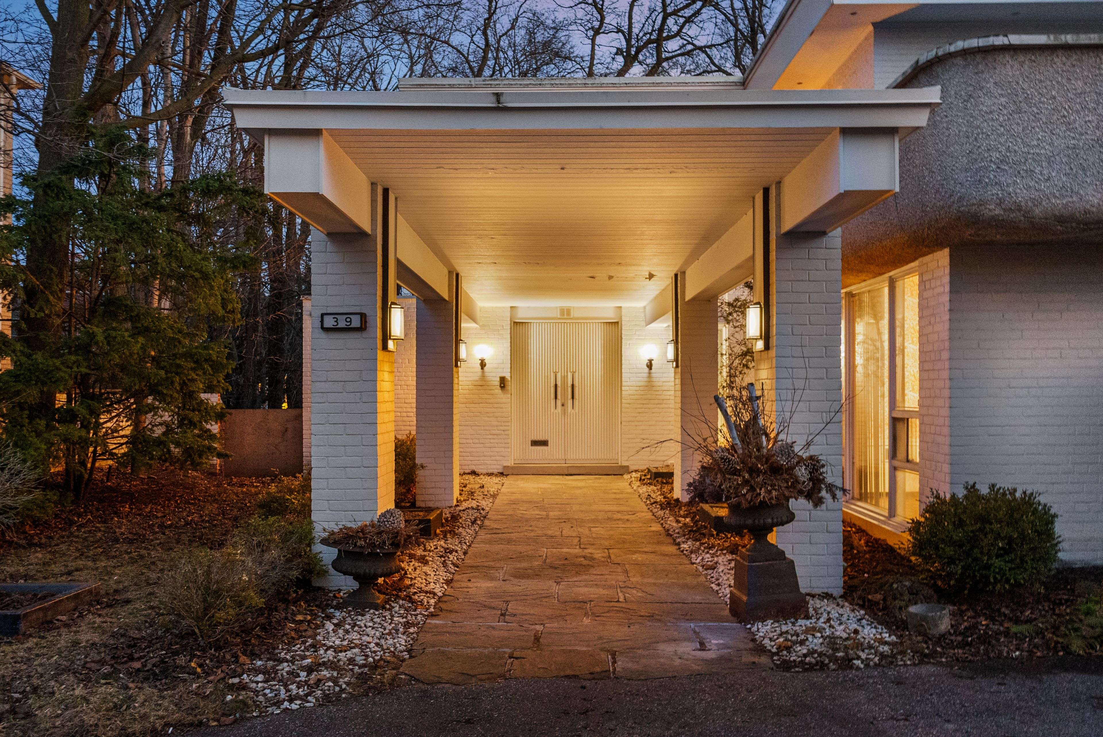 39 Burton RD, Toronto C03, ON M5P 1V1